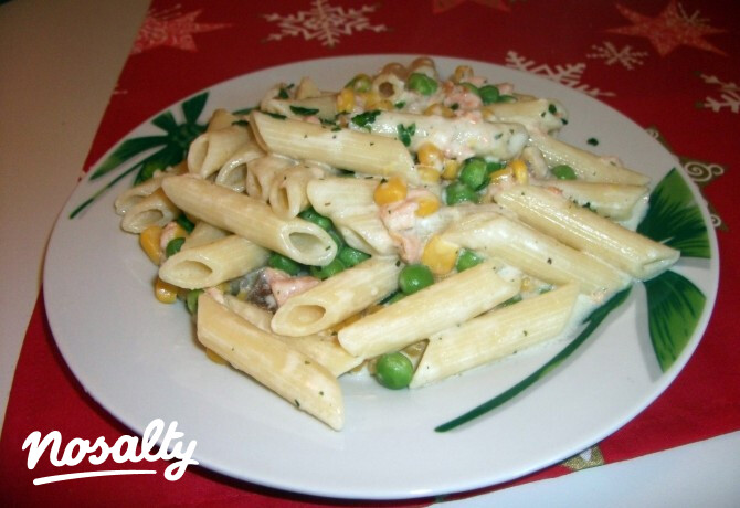Füstölt lazacos penne fehérboros-tejszínes mártásban