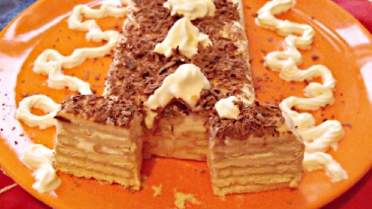 Karamellás tejfölös keksztorta