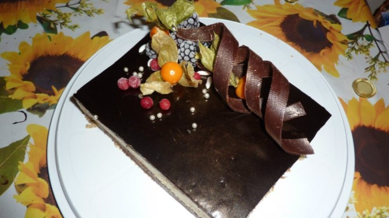 Kesudiós torta meggyel és csokoládéval