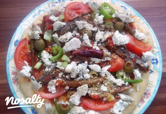Pizza paradicsomos szardíniával és gomolyával
