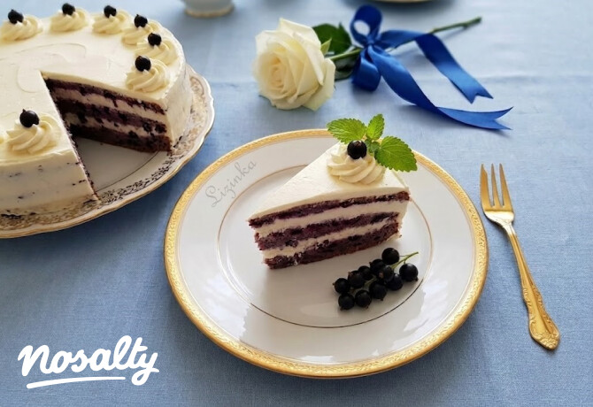 Egy szelet feketeribizlis réteges torta fehér krémmel, feketeribizlivel és mentalevéllel díszítve, elegáns tányéron, mellette a torta többi része és kék szalag látható.