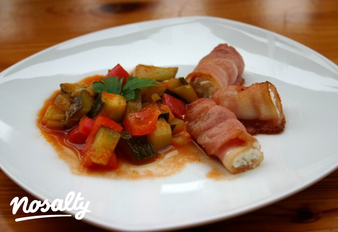 Baconbe tekert juhtúró lecsós cukkinivel