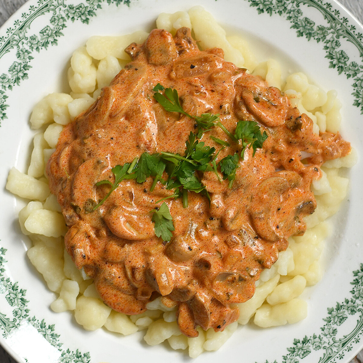 Ezen a képen: Tejfölös gombapörkölt