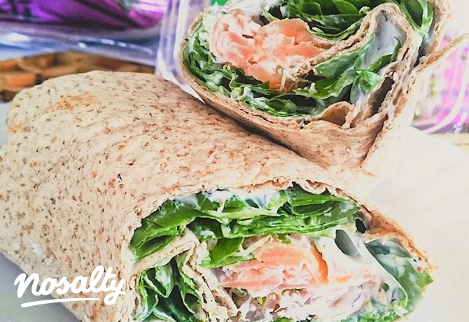 Füstöltlazacos wrap kapros-citromos öntettel