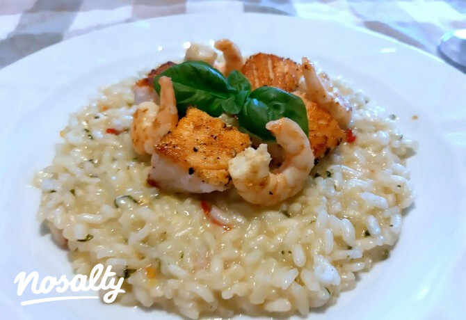 Bazsalikomos risotto grillezett lazaccal és garnélával
