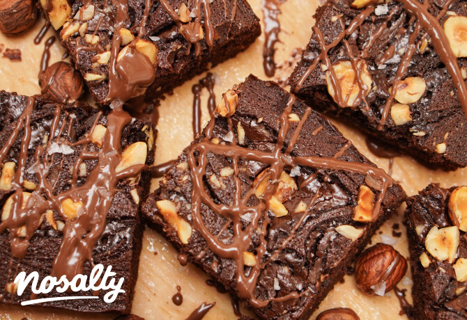 Brownie kockák mogyorós krémmel, egész mogyoró darabokkal és nagyszemű tengeri sóval.