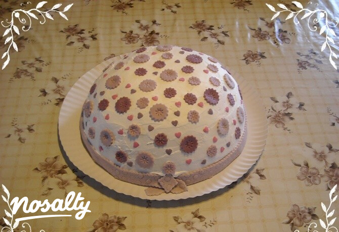 Virágos félgömb torta