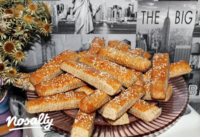Teljes kiőrlésű sajtos-szezámos stangli