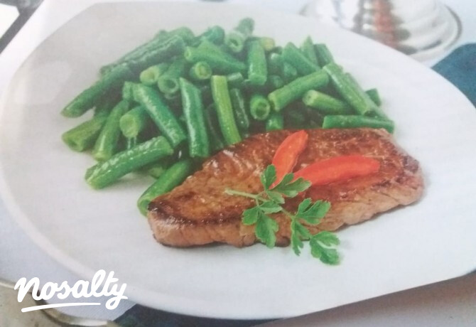 Svájci paradicsomos steak, zöldbabbal