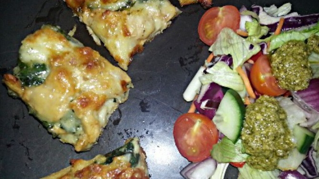Fokhagymás-spenótos-csirkés pizza salátával