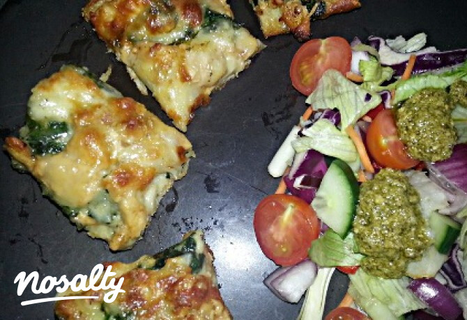 Fokhagymás-spenótos-csirkés pizza salátával