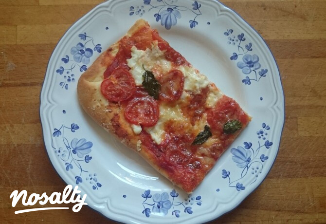 Ezen a képen: Pizzatészta ricottás-paradicsomos feltéttel