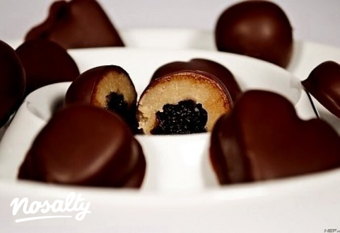 Aszalt szilvával töltött házi marcipán bonbon