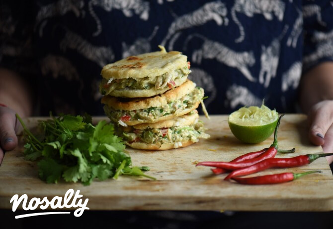 Arepas avokádós csirkesalátával