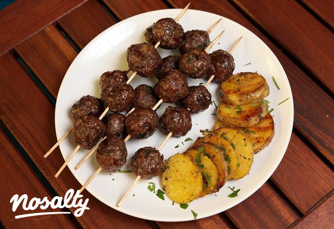 Grillezett mediterrán húsgolyók fokhagymás-rozmaringos burgonyával