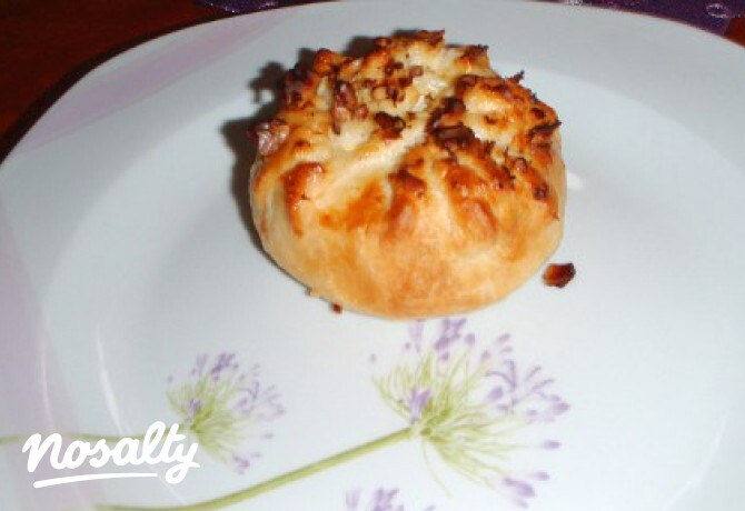 Camembert sajtos-leveles tésztás batyu