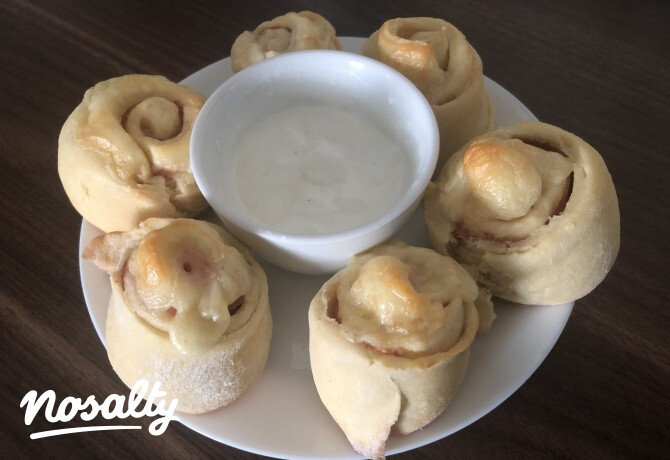 Sonkás-sajtos pizzagolyó fokhagymás mártogatóssal
