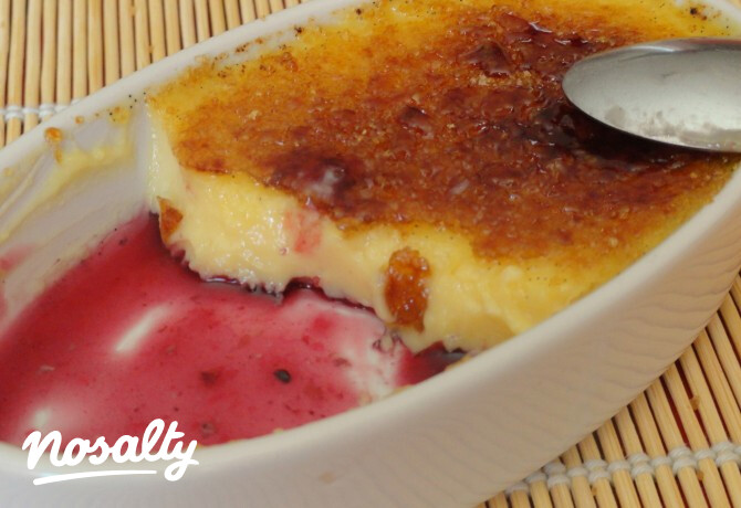 Fehércsokis creme brulee feketeáfonyával