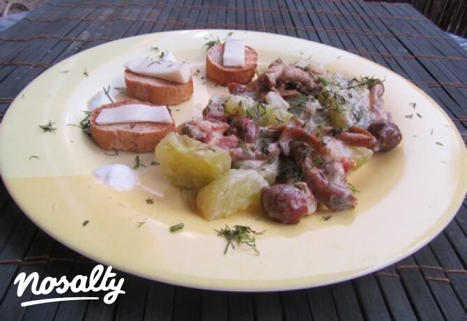 Uborka erdei gombával