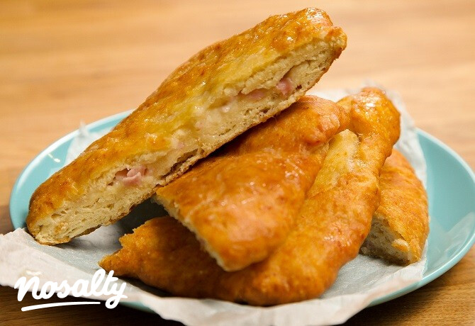 Sonkás-sajtos lángos kelesztés nélkül