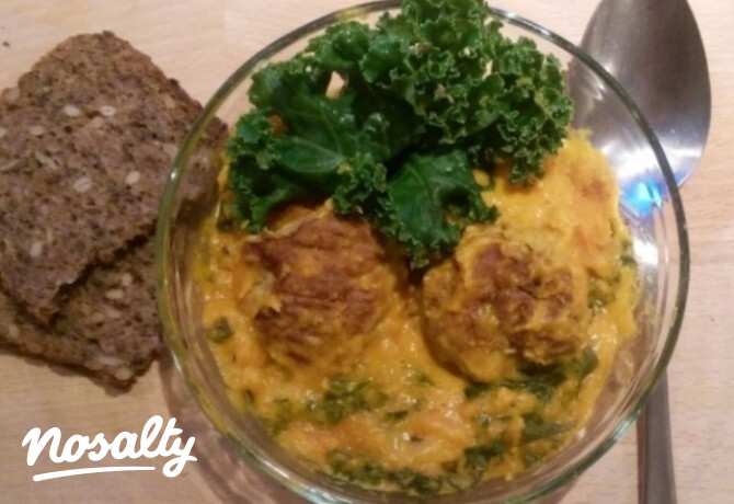 Sütőtök curry húsgolyókkal és kale-lel
