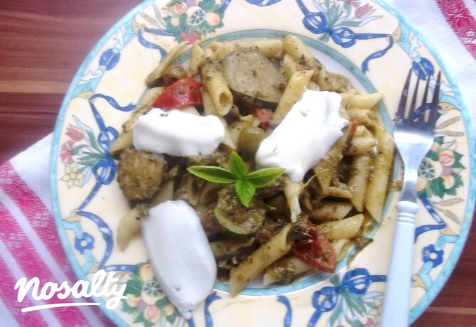 Cukkinis paradicsomos zöldpestos penne mozzarellával