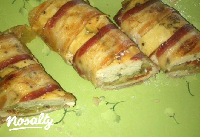 Olajbogyós-mozzarellás csirketekercs paradicsommal