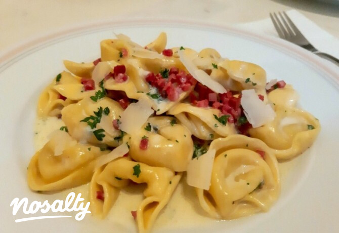 Tortellini gorgonzolaszósszal és sonkakockával