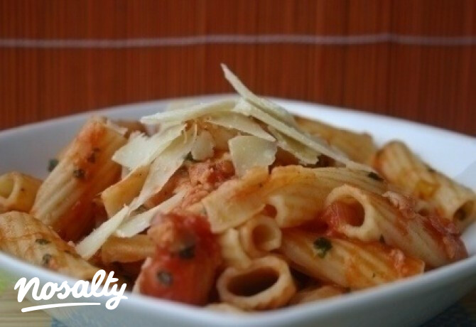 Rigatoni baconos paradicsommártással
