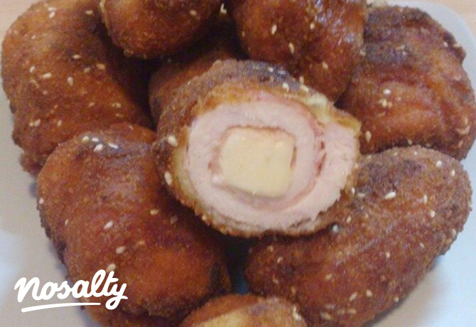 Sajttal töltött baconbe tekert csirkemell rántva