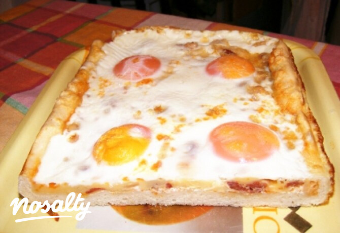 Tojásos-kolbászos pizza