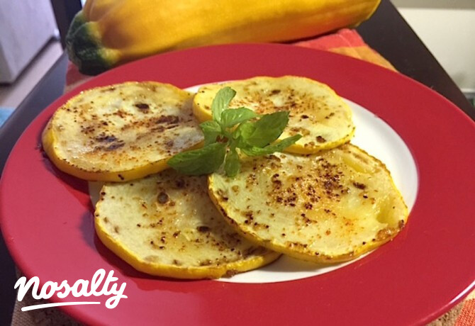 Pikáns parmezánnal sült cukkiniszeletek
