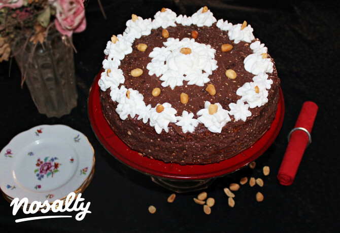 Csokoládékrémes-mogyoródarabos torta