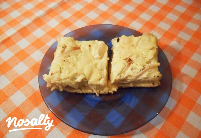 Tepsis lángos tejfölösen