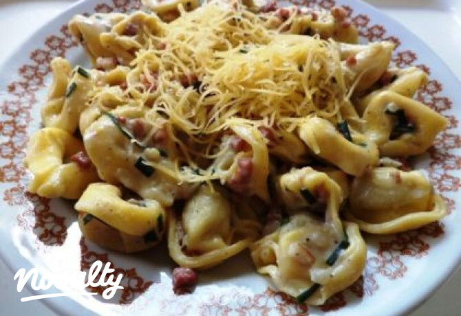 Baconös-tejszínes tortellini sajttal