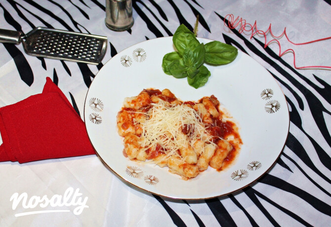 Gnocchi paradicsomszósszal sajtosan