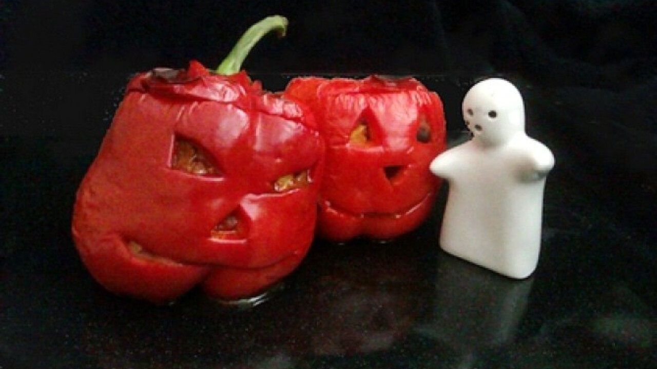 Chilis bab Halloweenra