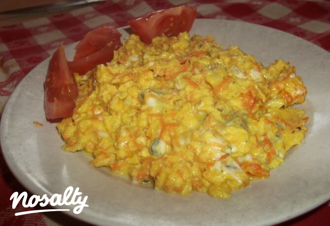Sárgarépás-gorgonzolás rántotta