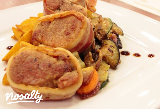 Szűzérme baconben grillezett zöldségekkel