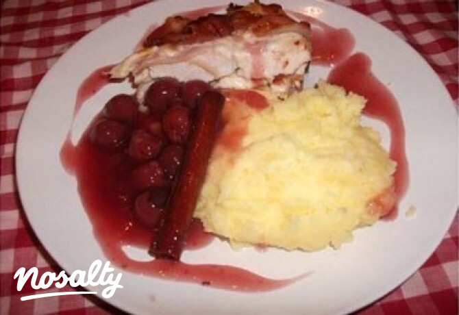 Fahéjas csirke baconnel és meggyszósszal