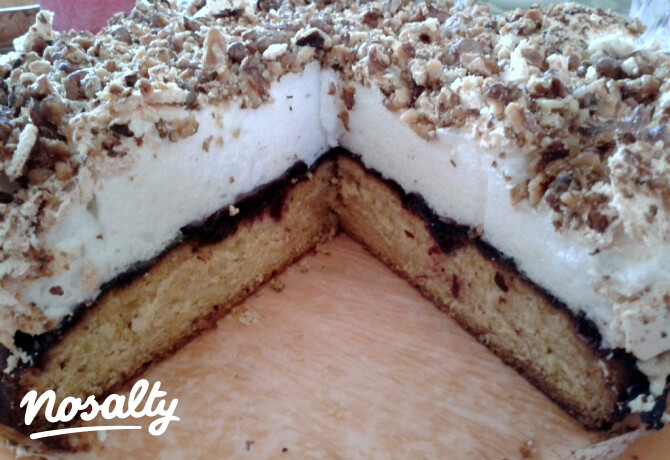 Női szeszély-torta áfonyalekvárral és dióval