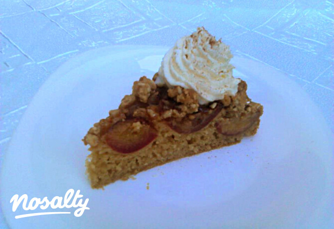 Fahéjas-szilvás morzsasüti mascarponéval