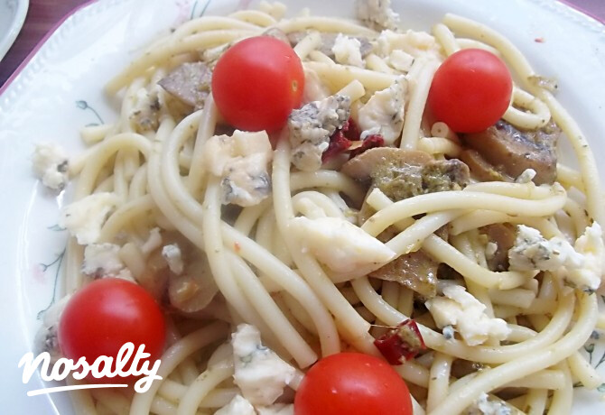Gombás spaghetti fehérboros tejszínes zöld pestoval
