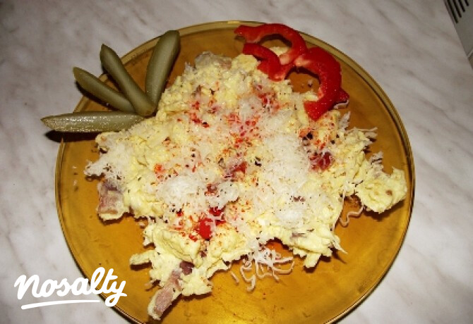 Baconos-sajtos rántotta
