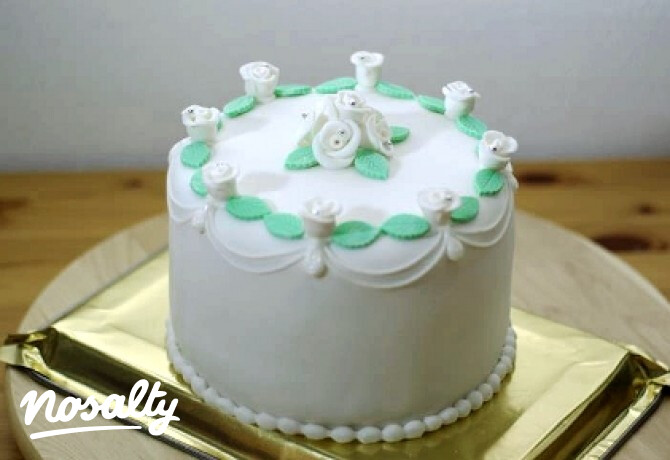 Fondant formatorta rózsákkal