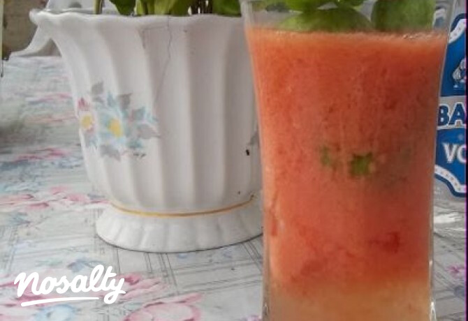 Paradicsom-cocktail bazsalikommal