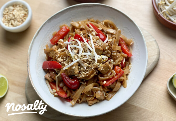 vegán pad thai fehér tányérban