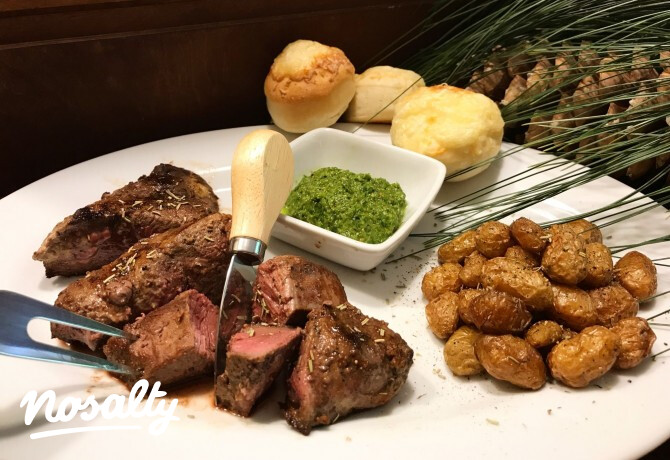 Rozmaringos kacsamellsteak pesztóval és parázsburgonyával