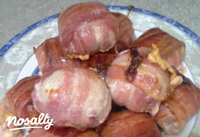 Baconbe csomagolt sajtos golyók