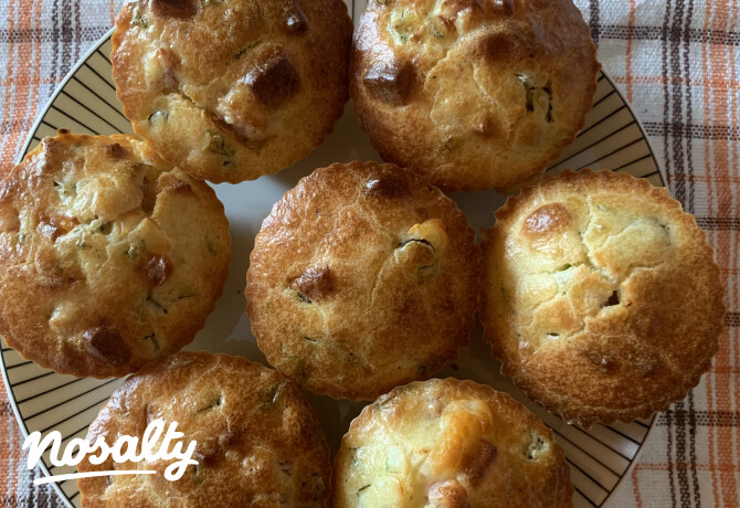 Sonkás-sajtos muffin csemegeuborkával